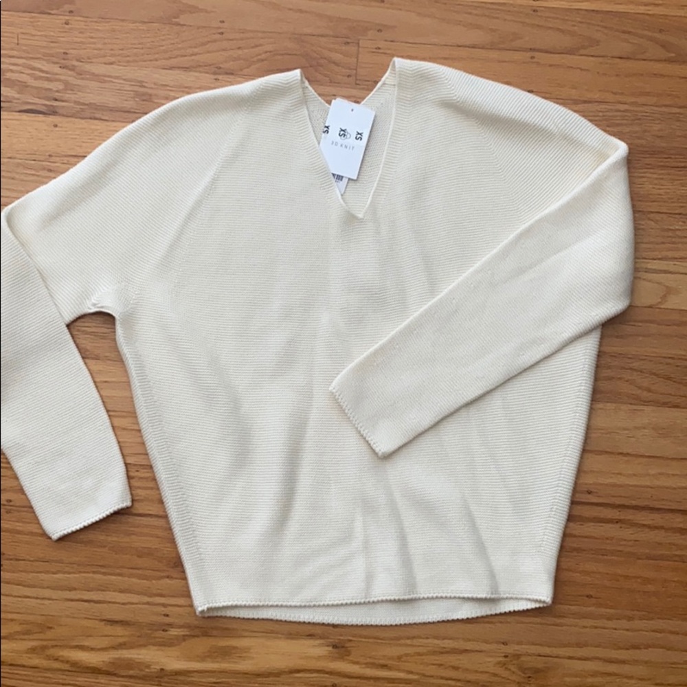 UNIQLO 3D knit V neck sweater